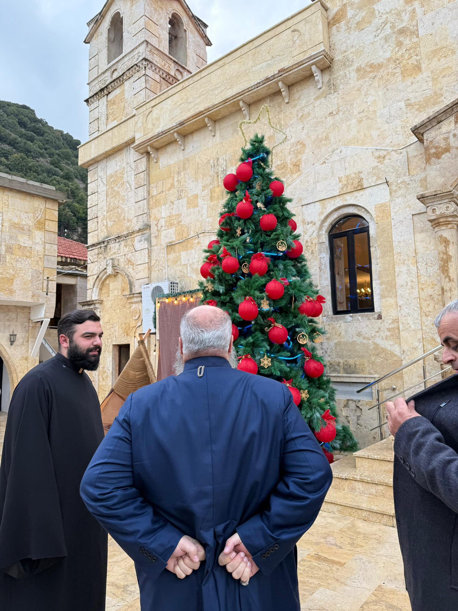 Suriye'de Noel ağacı yakılırken geçici hükümetten resmi Noel tatili